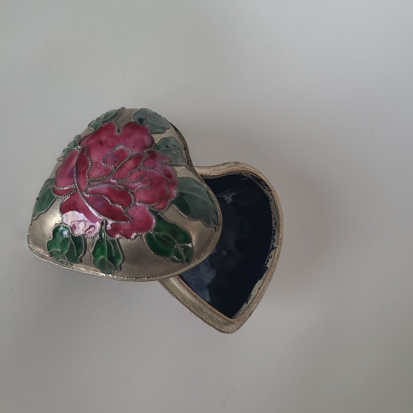 🌸 Vintage Heart Shaped Trinket Box with Botanical Accents - Picture 1 of 4